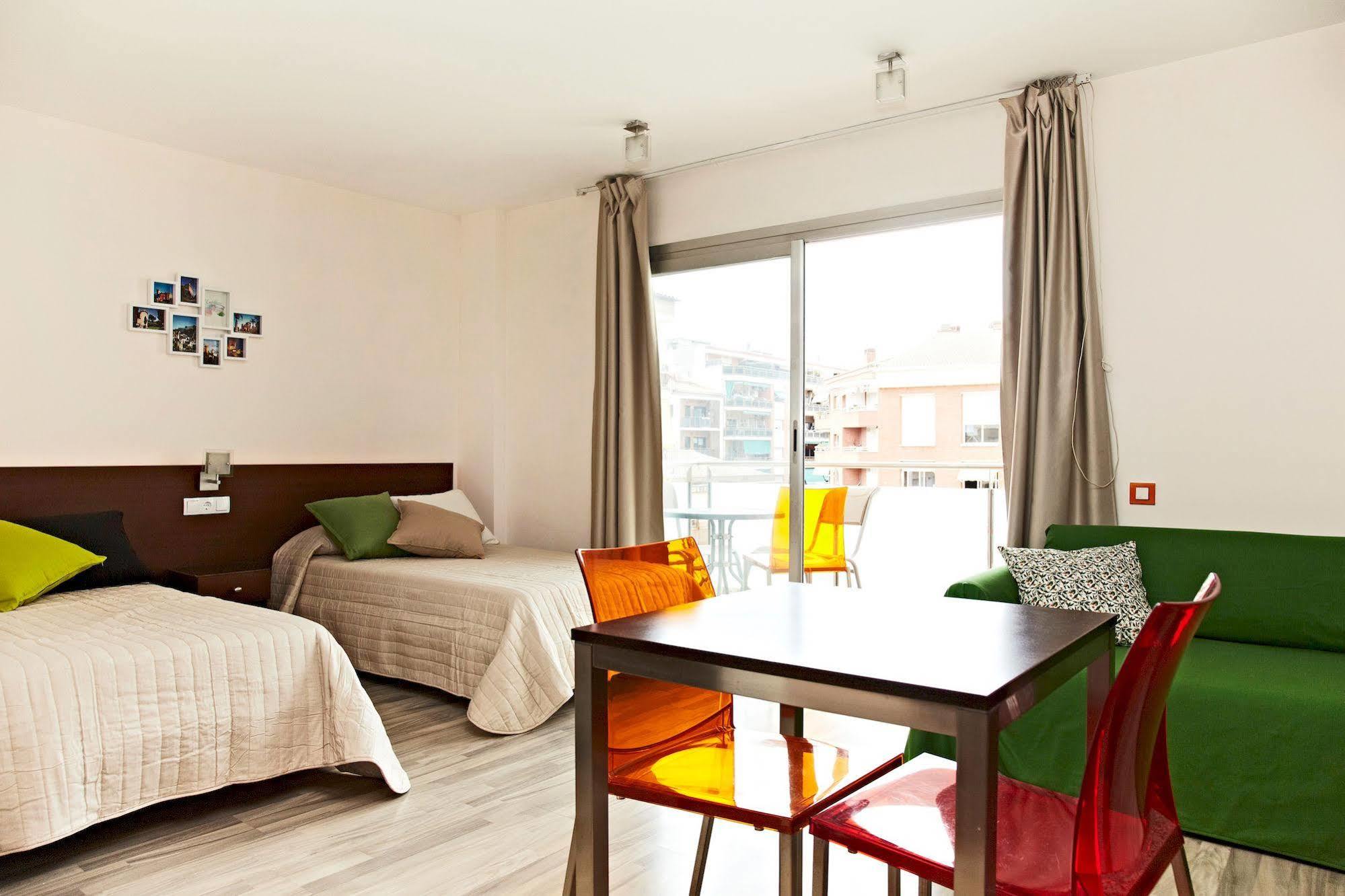 Ginosi Basics Centric Apartel Castelldefels Exterior photo