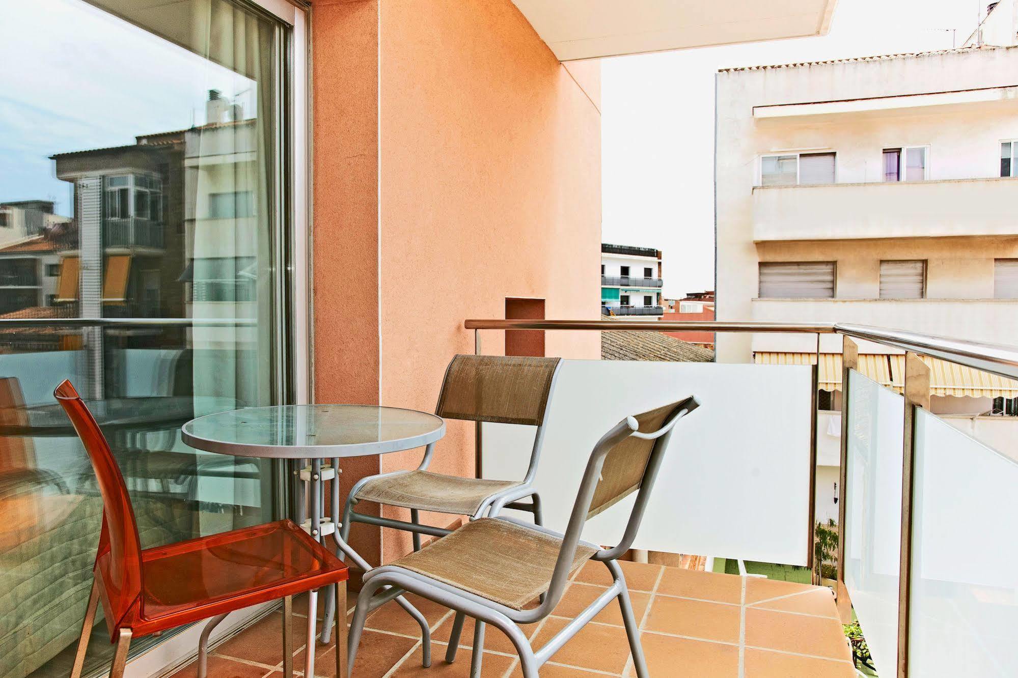 Ginosi Basics Centric Apartel Castelldefels Exterior photo