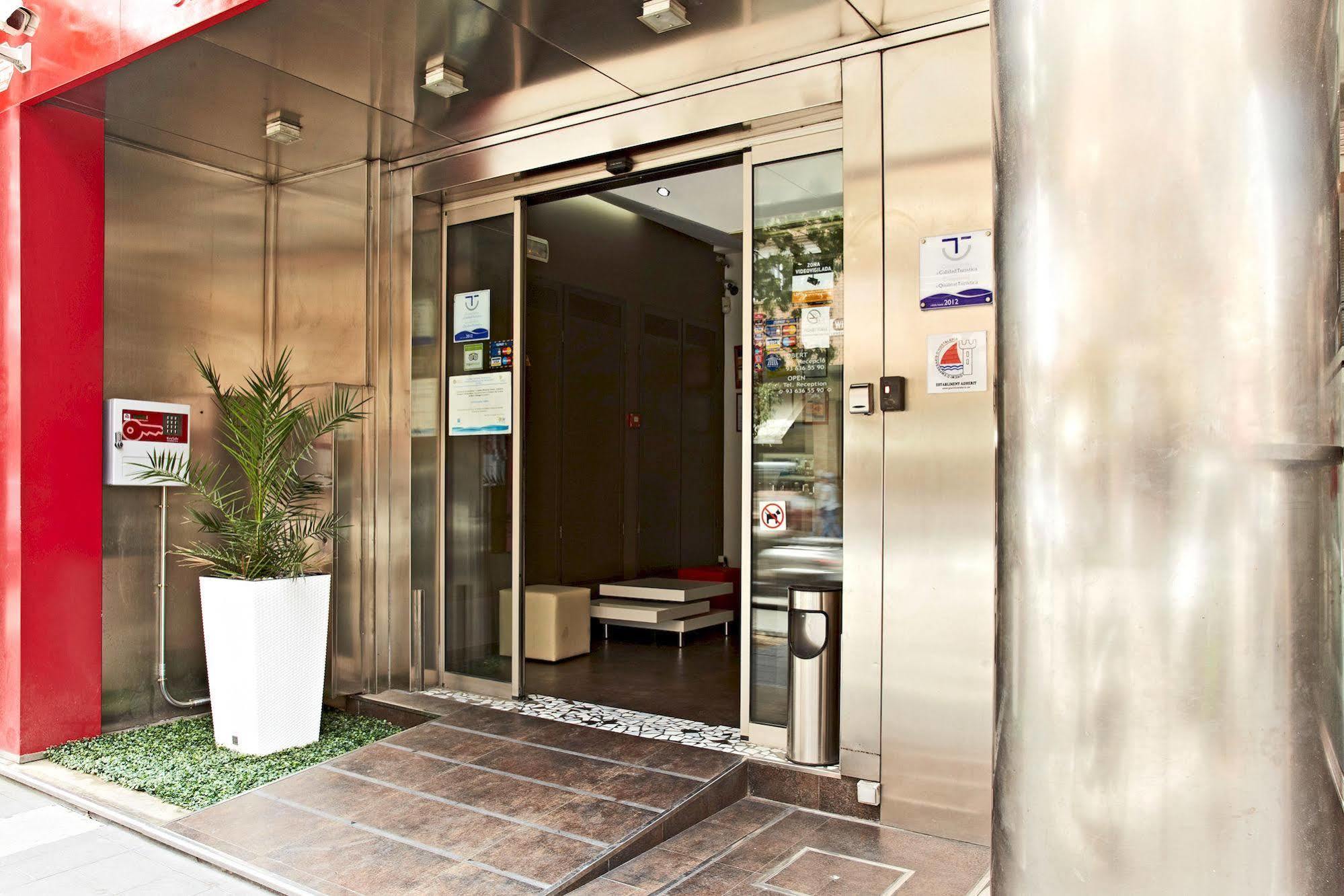 Ginosi Basics Centric Apartel Castelldefels Exterior photo